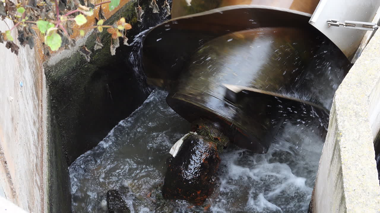 tornillo con bomba utilizada para limpiar aguas residuales en funcionamiento