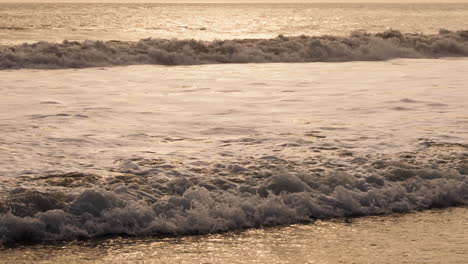 Kleine-Meerwasserwellen-In-Zeitlupe-Kommen-Zum-Sandstrand-Von-Bali,-Indonesien,-Nahaufnahme,-Tele