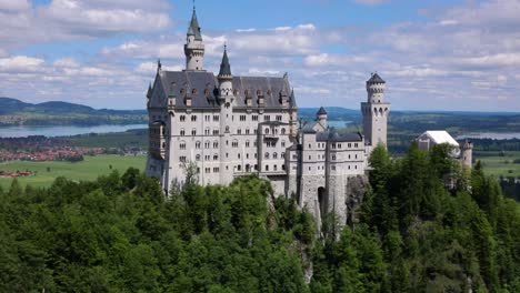 Schloss-Neuschwanstein-Bayerische-Alpen-Deutschland