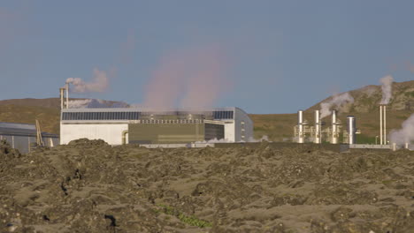 Panoramaaufnahme-Eines-Geothermischen-Kraftwerks,-Das-Energie-Erzeugt