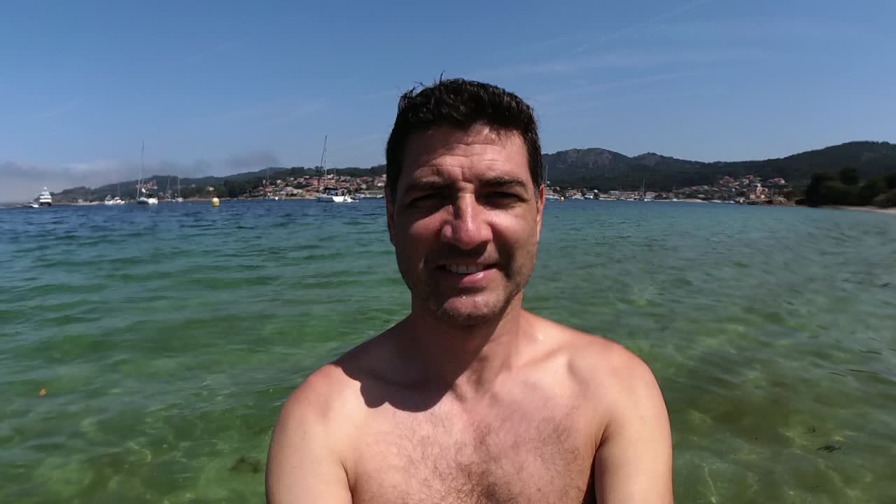 백인 남성 의 초상화 촬영 은 느린 움직임 으로 바 ⁇ 물 에 등 을  ⁇ 고 떨어지고 있다