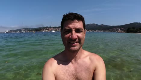 retrato de un hombre caucásico cayendo de espaldas en el agua del mar en cámara lenta