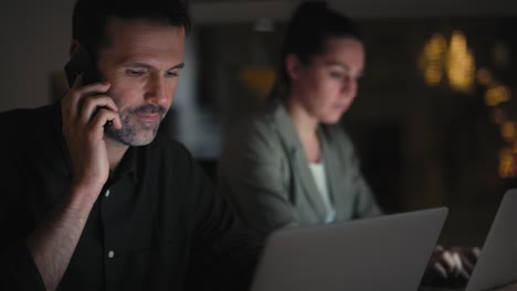 Colegas-Caucásicos-Trabajando-Juntos-En-La-Oficina