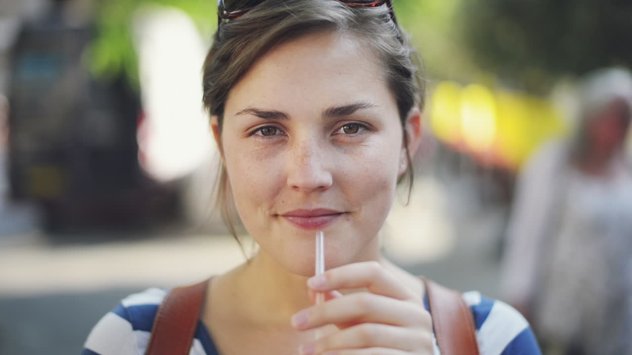 hermoso retrato de mujer en la ciudad mirando a la cámara