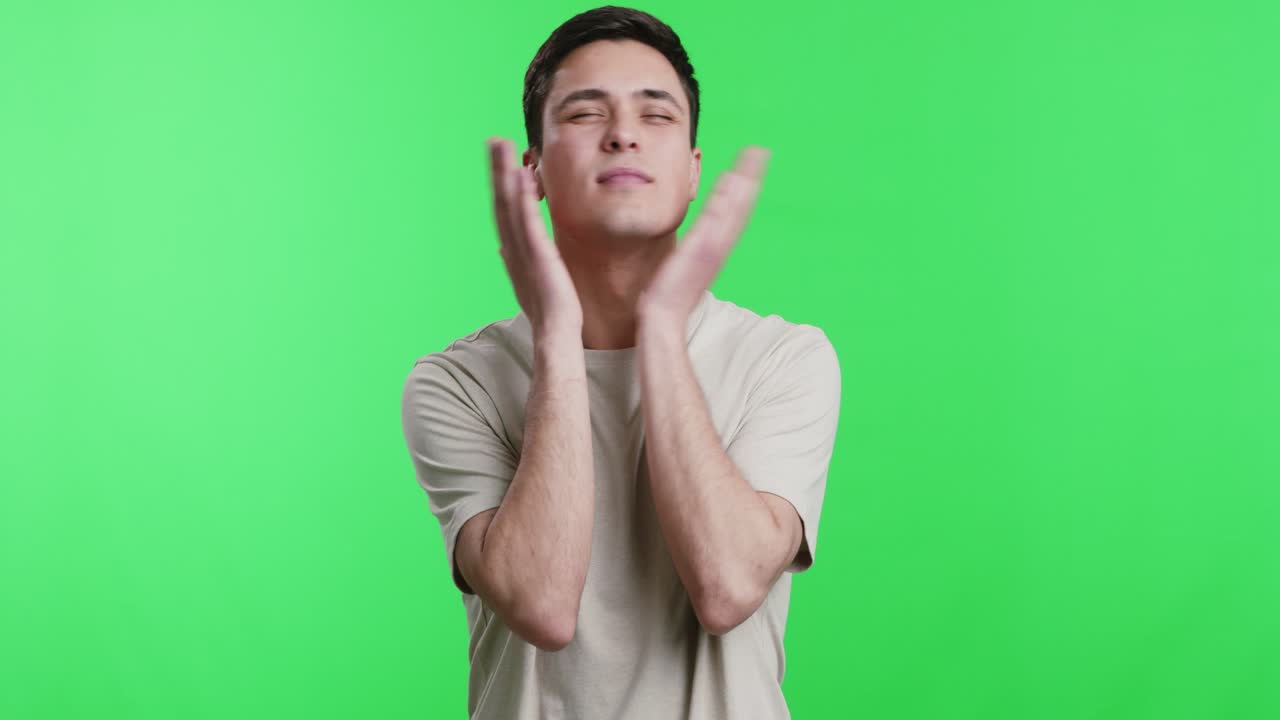 생각 많은 자세로 얼굴을 만지는 남자