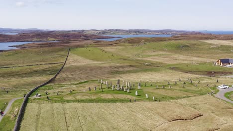 Disparo-De-Un-Dron-Circunnavegando-Los-Antiguos-Menhires-De-Callanish-En-La-Isla-De-Lewis,-Parte-De-Las-Hébridas-Exteriores-De-Escocia