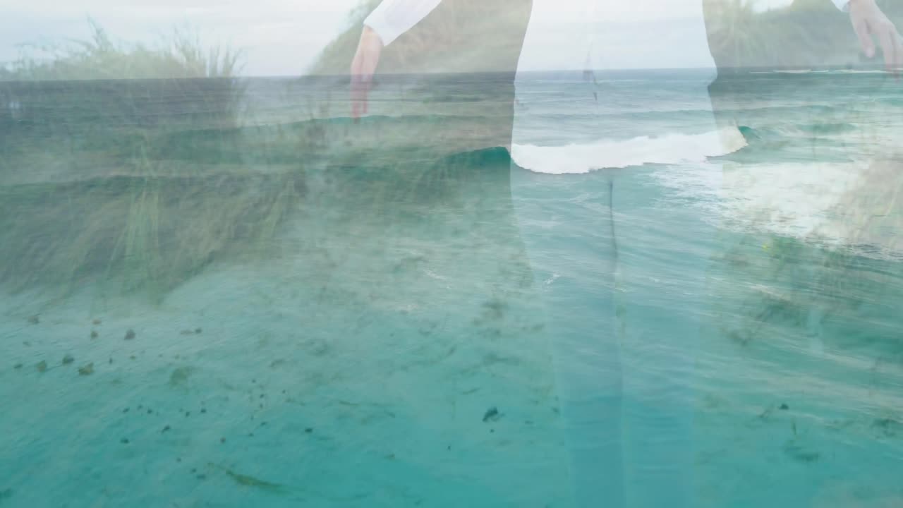 해변에 있는 백인 여성 위에 있는 바다와 함께 풍경의 애니메이션