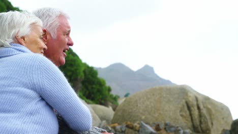 pareja de ancianos abrazándose en la playa