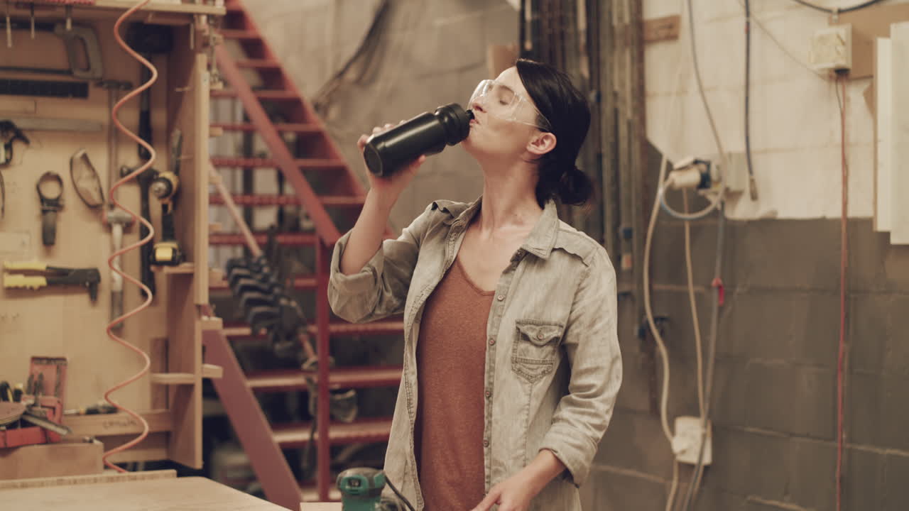 una joven y atractiva carpintería se siente cansada