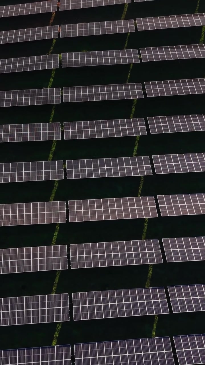 Pannelli solari disposti in file in una giornata limpida presso un sito di energia rinnovabile