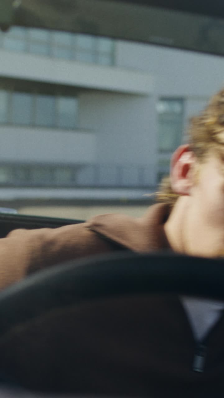 빈티지 자동차를 운전하는 남자