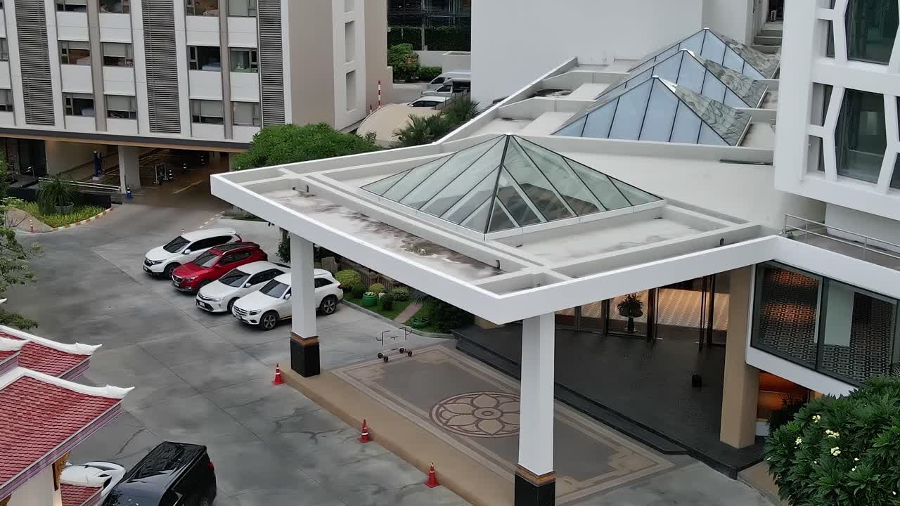 Vista de la entrada de un hotel en una zona concurrida de Bangkok, Tailandia