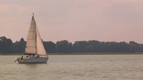 velero en el mar durante la impresionante puesta de sol