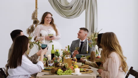 bride giving a speech on the banquet