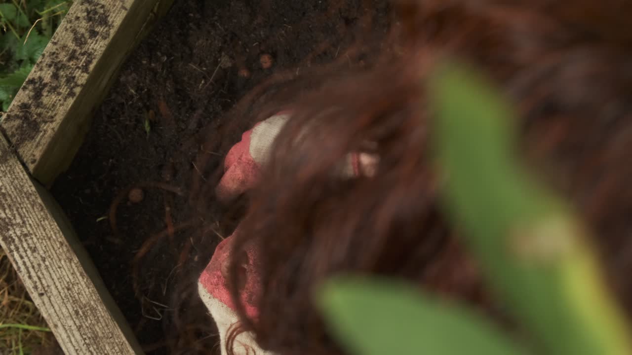 jardinero plantando un bulbo sobre el hombro vista cámara lenta 4k