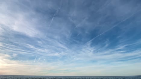 descenso de aviones comerciales sobre el mar negro antes de aterrizar en la pista marítima del aeropuerto