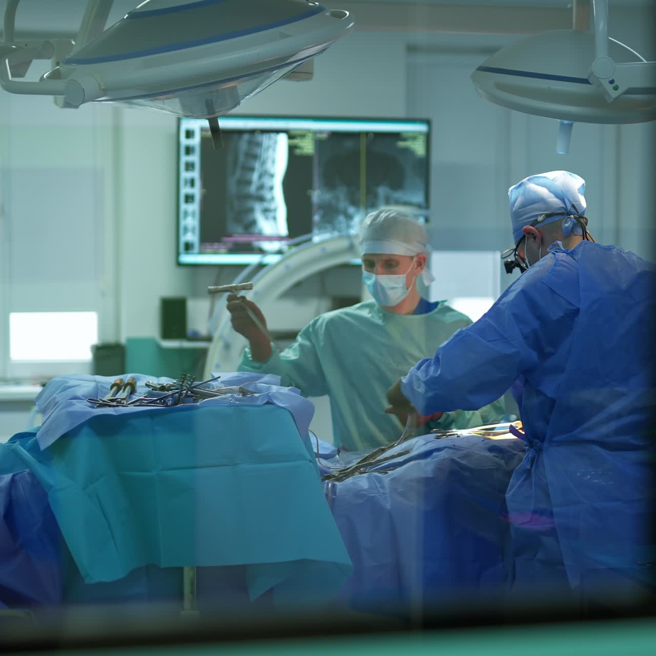 Operationsteam udfører neurokirurgisk operation. De ser på operationen, der er i gang, gennem et lille vindue i døren til operationsstuen