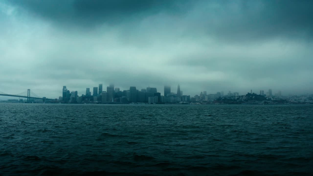 increíblemente oscuro, ominoso y dramático tiro aéreo del horizonte de la ciudad de nueva york en nubes bajas y niebla pesada