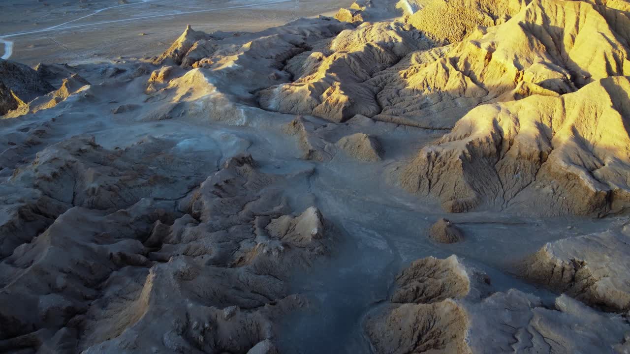 la erosión crea un paisaje escarpado remoto en el desierto de atacama en chile