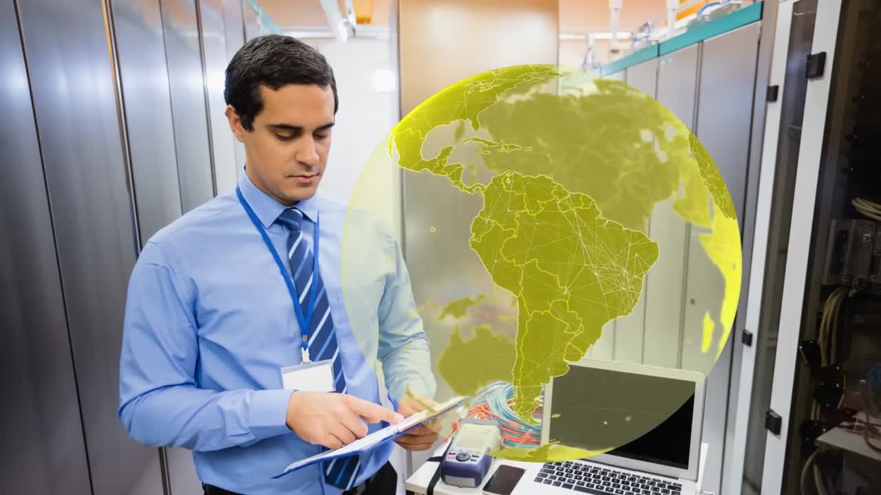 animación del globo sobre el hombre biracial en la sala del servidor