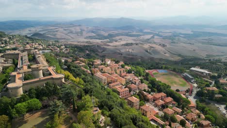 Vista-Aérea-De-La-Histórica-Ciudad-De-Volterra-Con-Casas-Antiguas,-Torres-E-Iglesias,-Toscana,-Italia