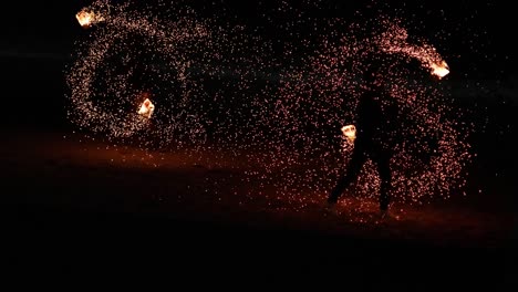 el intérprete gira el fuego, creando patrones de luz hipnotizantes