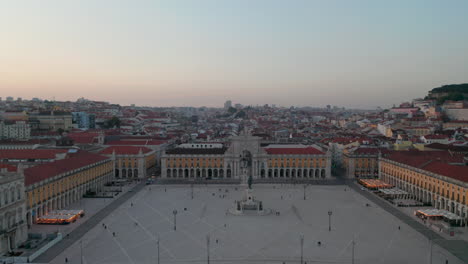 Luftwagen-Auf-Dem-Platz-Praca-Do-Comercio-Mit-Dem-Gebäude-Arco-Da-Rua-Augusta-Und-Denkmal-An-Der-Küste-Des-Stadtzentrums-Von-Lissabon