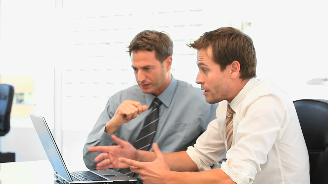 함께 일하는 행복한 동료