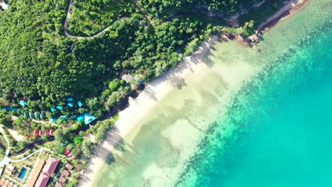 Resort-De-Vacaciones-Con-Bungalows-En-La-Hermosa-Costa-Con-Playa-De-Arena-Blanca-Y-Exuberante-Vegetación-De-Isla-Tropical-En-Myanmar