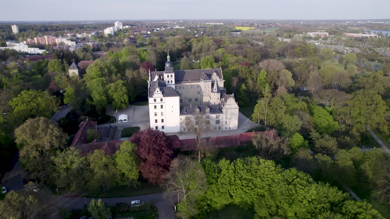 In volo dal fianco del castello di Wolfsburg circondato dalla foresta