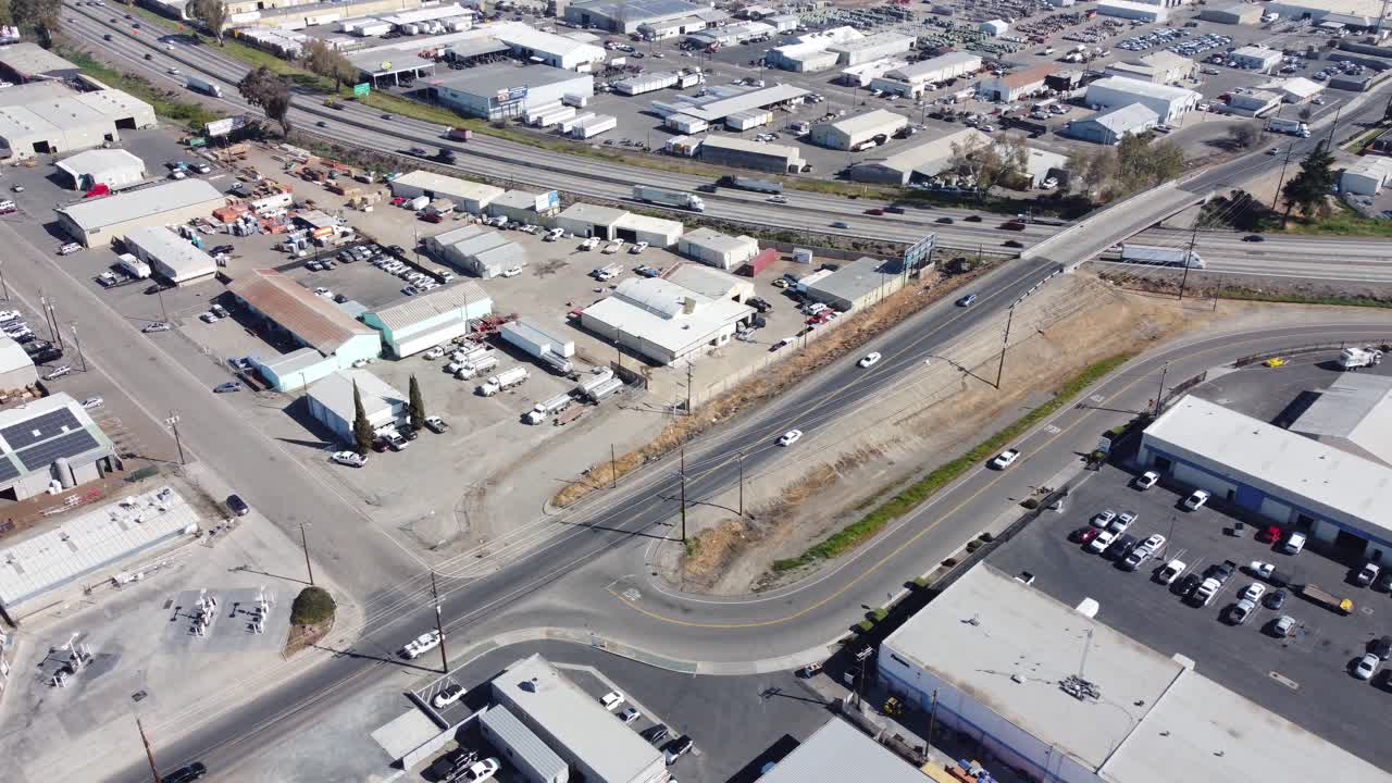 autopista y calles en el área de la ciudad industrial en california 4k drone aéreo
