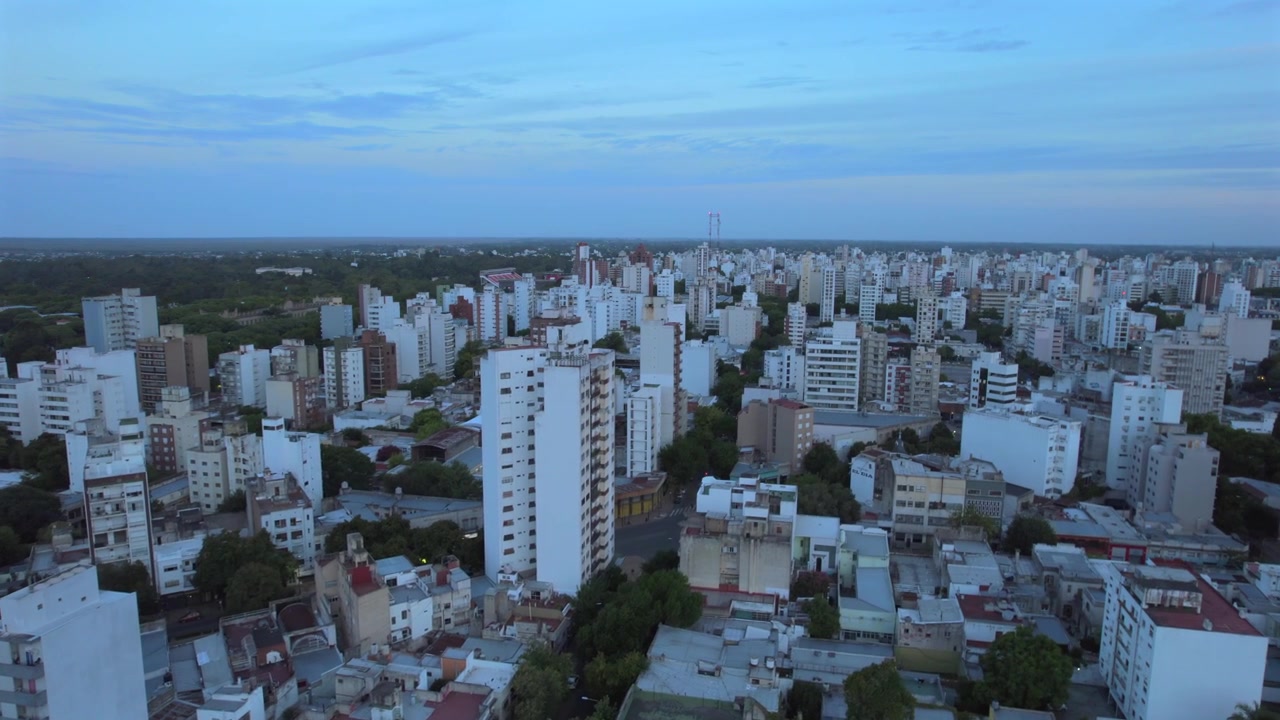 Veduta aerea 4K da drone di La Plata, Buenos Aires, Argentina al tramonto. Skyline urbano, edifici e strade illuminati dalla calda luce serale in tutta la città
