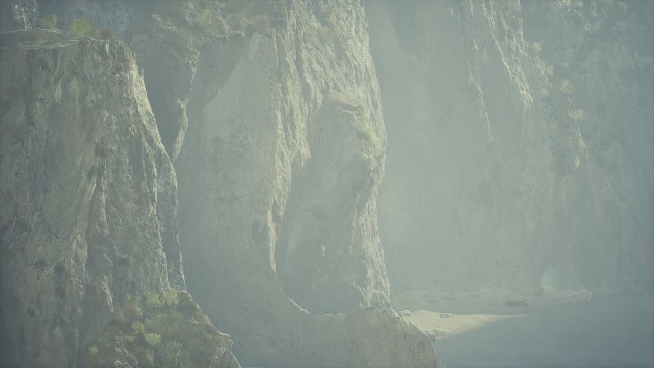 paisaje de cañón con niebla