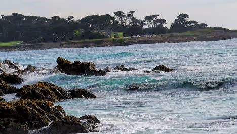 Olas-Azules-Del-Océano-Golpeando-Rocas-En-Seal-Rock-Beach,-17-Millas-En-Coche-Spanish-Bay-En-Monetery,-California