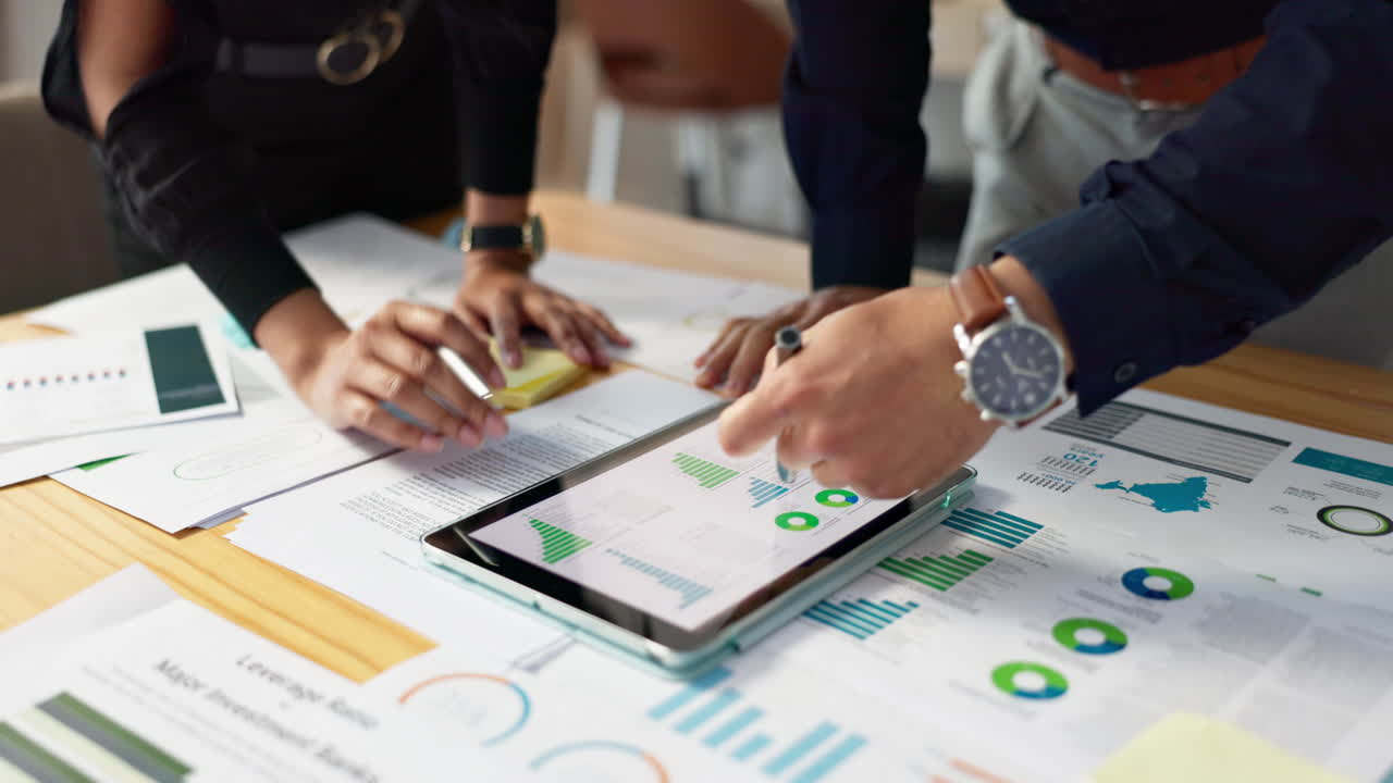 personas de negocios, análisis de datos con tableta