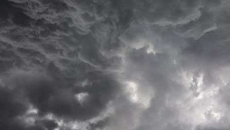vista de tormenta eléctrica y nubes oscuras en el cielo