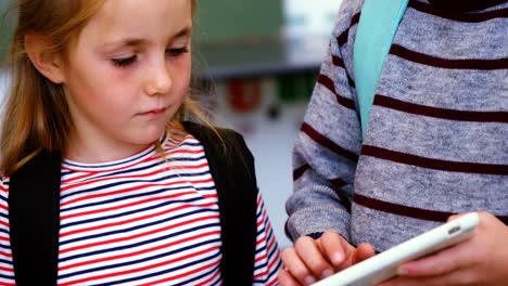 niños de la escuela que usan tabletas digitales