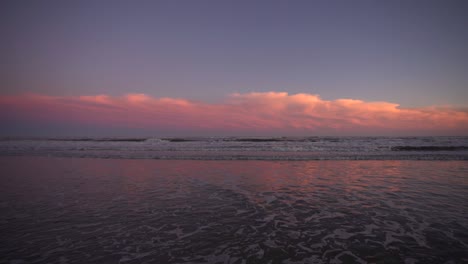 Colorido-Cielo-De-Puesta-De-Sol-Con-Olas-Corriendo-Hacia-La-Orilla---Vista-Del-Océano-Atlántico-En-La-Costa-De-Nueva-Jersey---Toma-Amplia