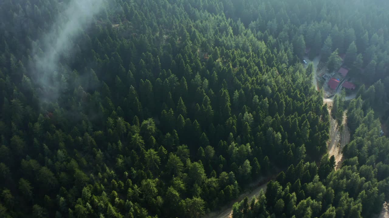 3D rendering di un drone volare sopra le nuvole