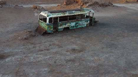 graffiti cubre el autobús mágico abandonado en el desierto de chile altiplano, turismo