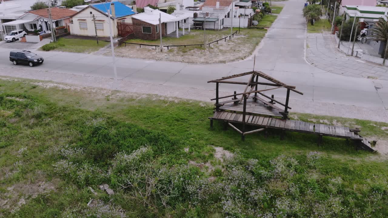 video aereo de una estructura de madera en la costa