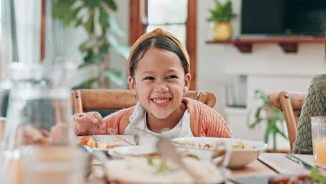 Familie,-Essen-Und-Tisch-Zu-Hause-Zum-Mittagessen