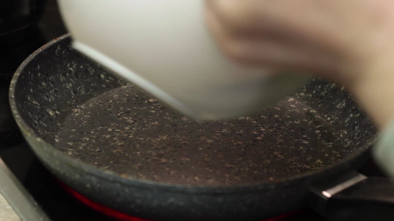 프라이팬에 기름을 두른 후 생 팬케이크 반죽을 위에 붓는다.