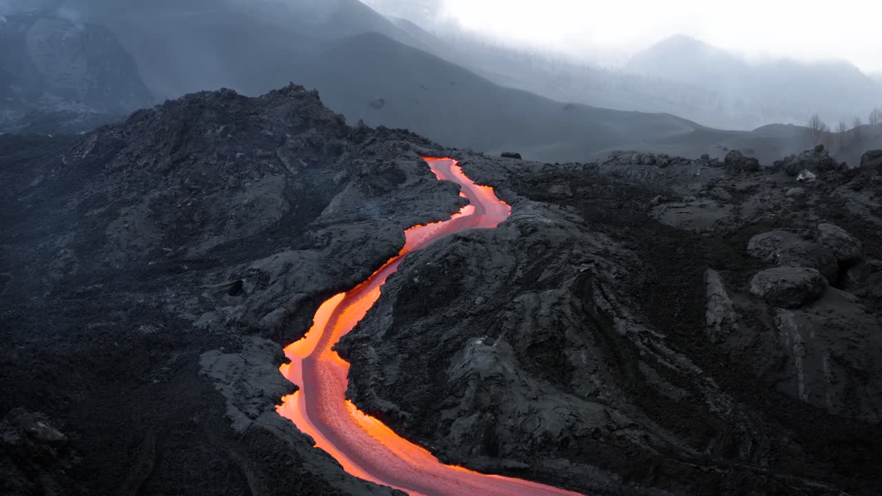 drone volando cerca de las corrientes de lava del volcán cumbre vieja durante la erupción