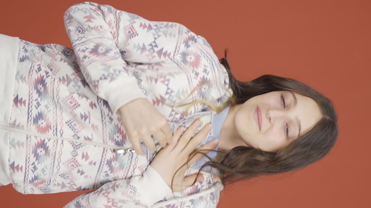 video vertical de la joven que ama el dinero.