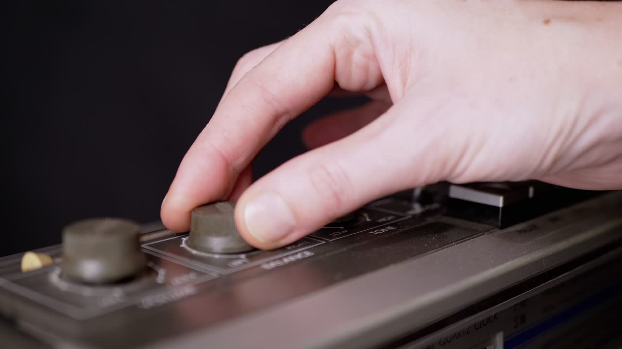 dedos femeninos girando el volumen, botones de equilibrio en una vieja grabadora de cinta. 4k