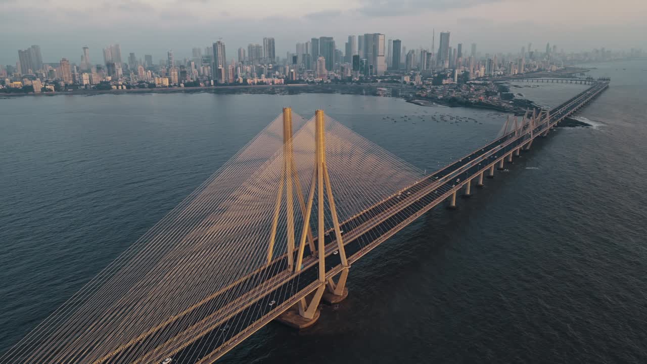 visão aérea cinematográfica de bandra worli sea link em mumbai, índia.