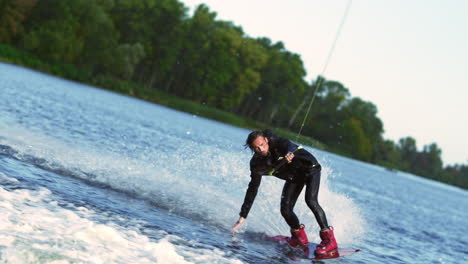 Wakeboarder-Reitet-Auf-Dem-Fluss