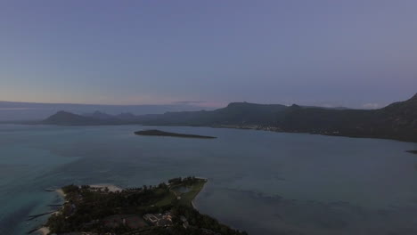 Vista-Panorámica-Aérea-Del-Océano-Y-La-Costa-De-Mauricio-Con-Montañas