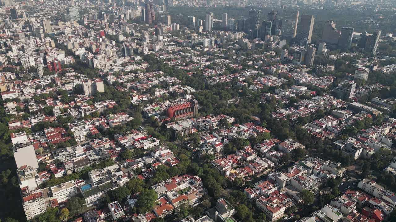 vista aérea de polanco, área urbana con parques, edificios y residencias